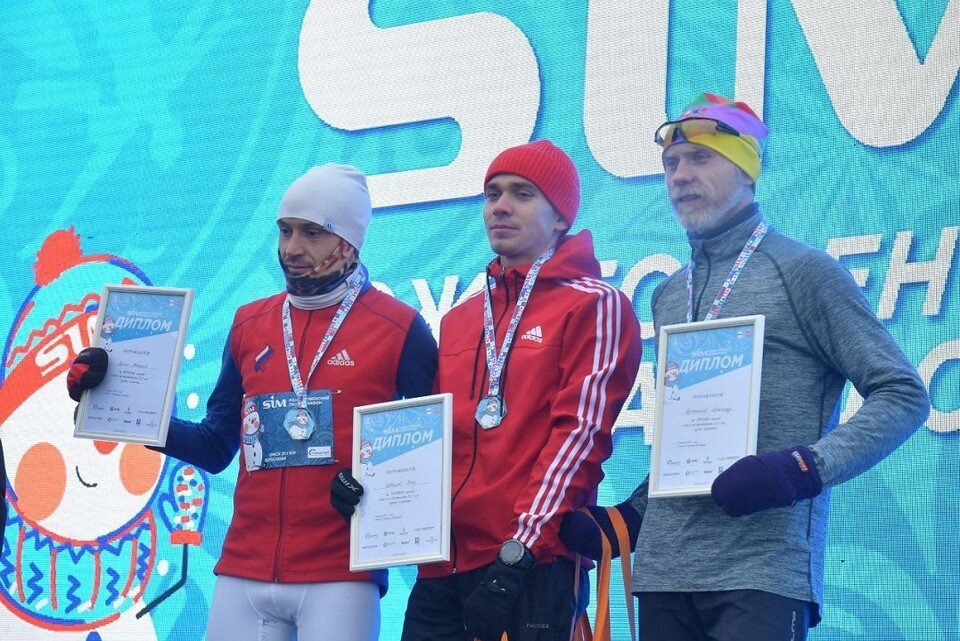 Посещают спортивные