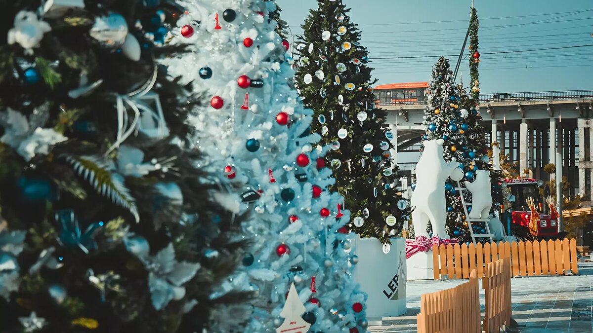     ХМАО богат не только земными недрами, но и культурой коренных народов, уникальными вкусовыми сочетаниями и древними ремёслами. В нашей статей расскажем, что привезти близким из Югры, если вам посчастливилось здесь оказаться.