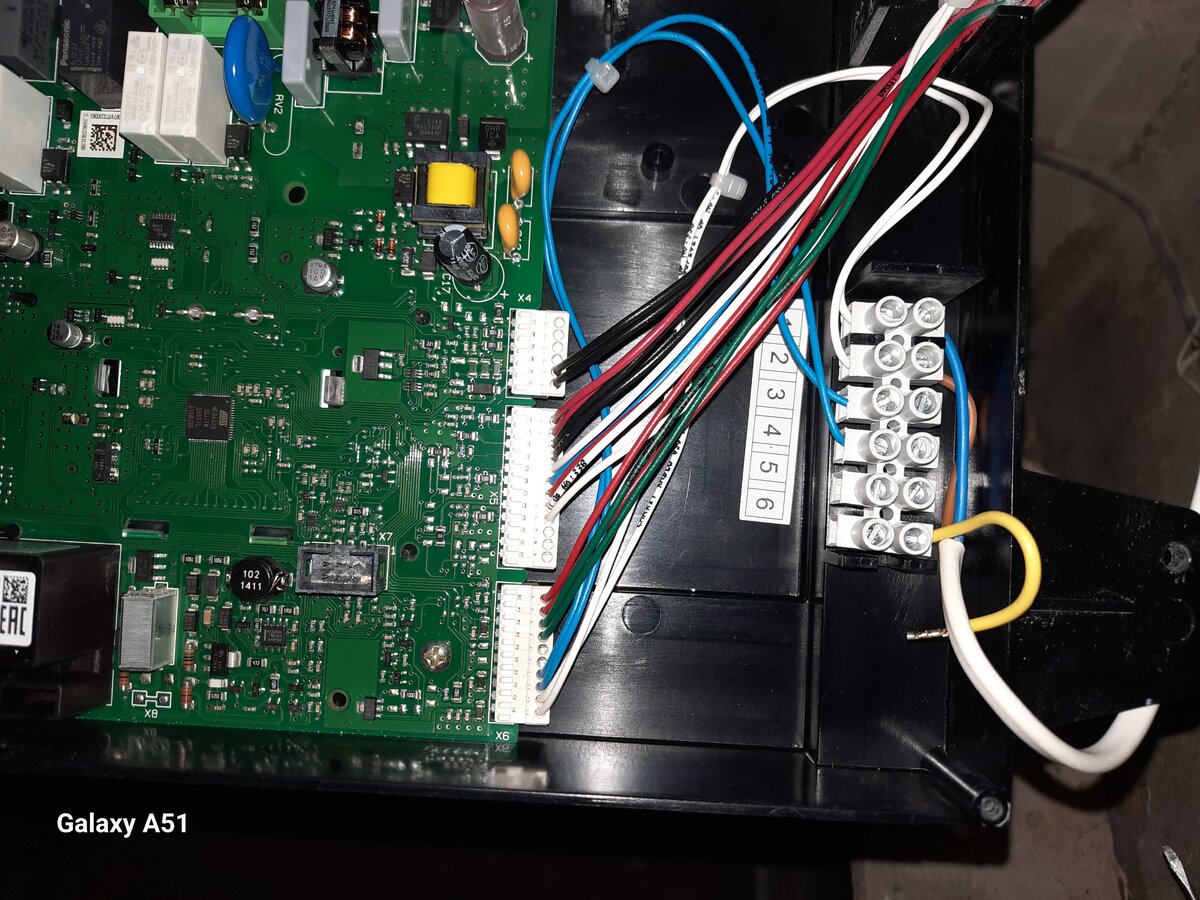 Подключение термостата на колодке под номером 1 и 2. Желтый провод и есть перемычка снятая с этих клемм.