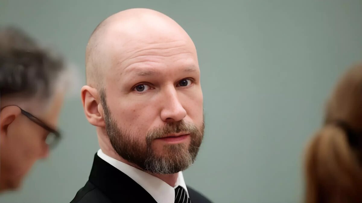     Один из самых страшных преступников в истории, норвежский фашист Андерс Брейвик, убивший в 2011 году 77 человек и ранивший еще 151 в очередной раз жалуется на «плохие условия содержания» в тюрьме.