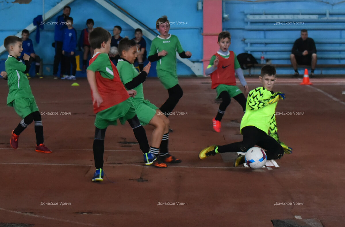 Вы только посмотрите, с каким азартом воспитанники донецкой футбольной школы Олимпийского резерва № 2 гоняют мяч. Им по 8-12 лет, а это значит, что все главные победы еще впереди.-5