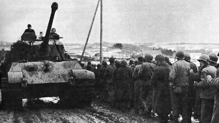 АМЕРИКАНСКИЕ ВОЕННОПЛЕННЫЕ НА ФОНЕ НЕМЕЦКОГО ТАНКА "КОРОЛЕВСКИЙ ТИГР". ФОТО: COMMONS.WIKIMEDIA.ORG