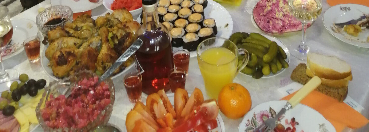 Наш новогодний стол, всего понемногу, вкуснейшие роллы научился  крутитить муж