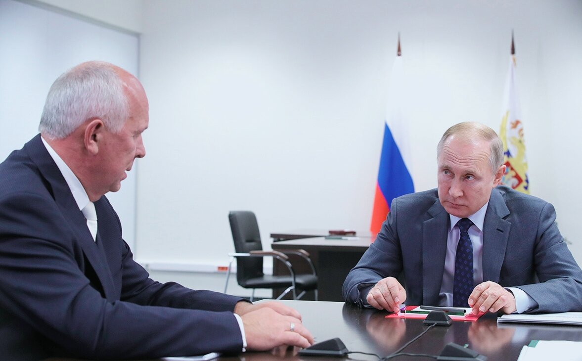 Из открытых источников в интернете. Президент РФ Владимир Путин и глава Ростех С.Чемезов.