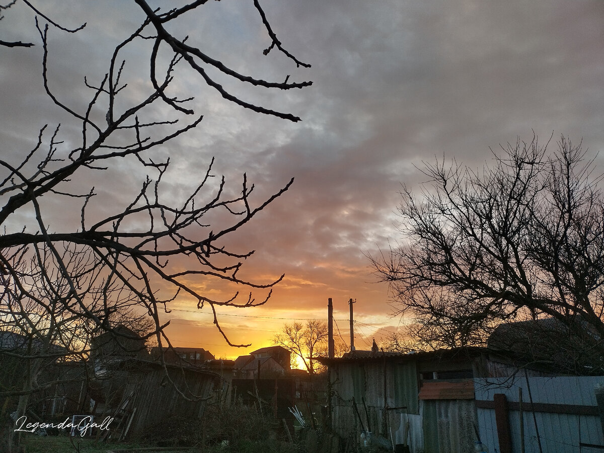 Да, соседские заборы оставляют желать...