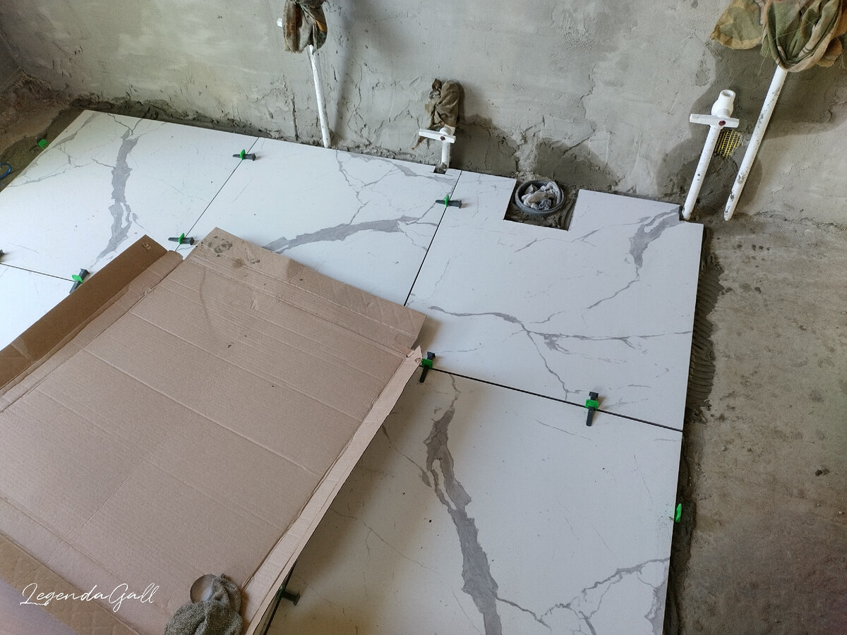 Два вырезанных листа уже на место положила