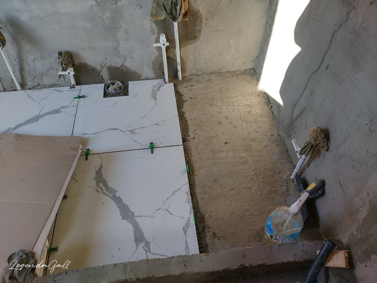 Следующие два пришлось укорачивать, да еще и тоже под трубы вырезы делать