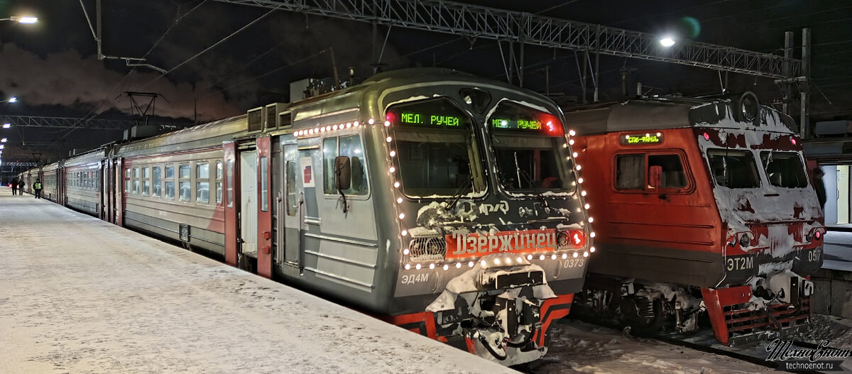 Именные электрички ждут своих пассажиров на вокзале