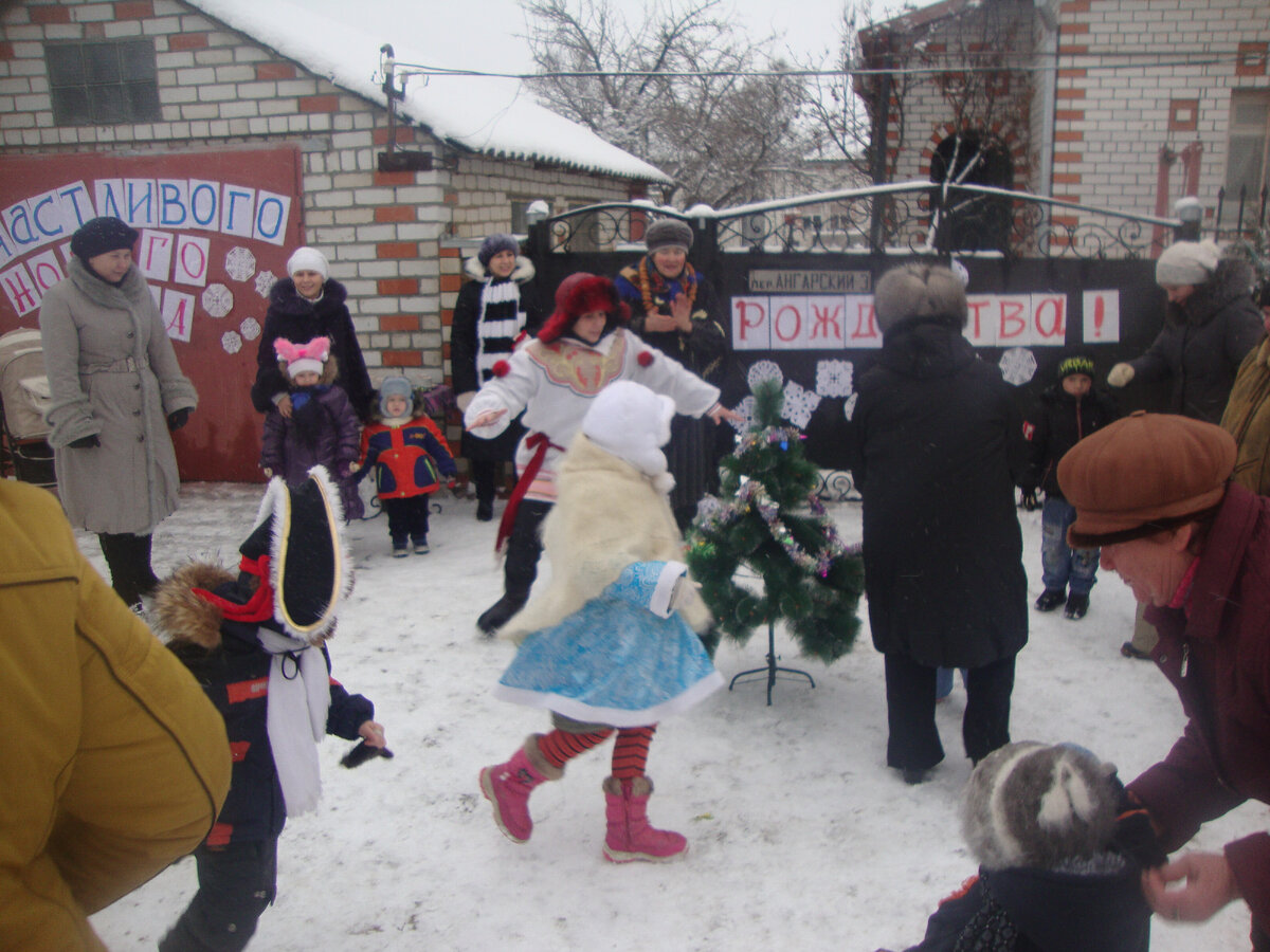 и забор мой не пострадал, лепили просто на воду, примерзало, мгновенно.