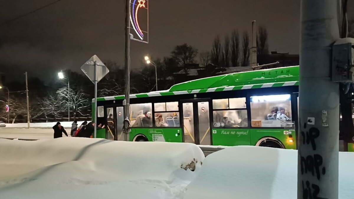    В Курске прохожие мужчины помогли водителю автобуса продолжить путь