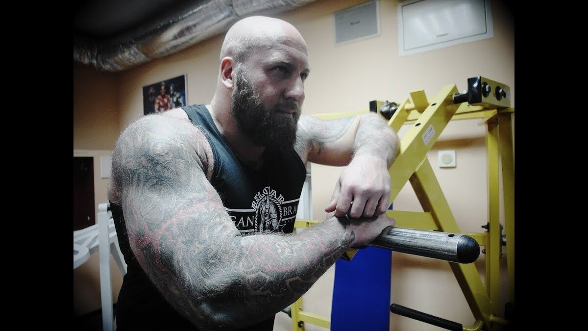 В прошлой статье я рассказала вам о 10 «рандомных» известных мужчинах, которые любили выставлять свои тела на всеобщее обозрение.-5