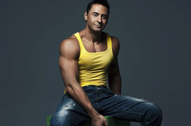 В прошлой статье я рассказала вам о 10 «рандомных» известных мужчинах, которые любили выставлять свои тела на всеобщее обозрение.-8