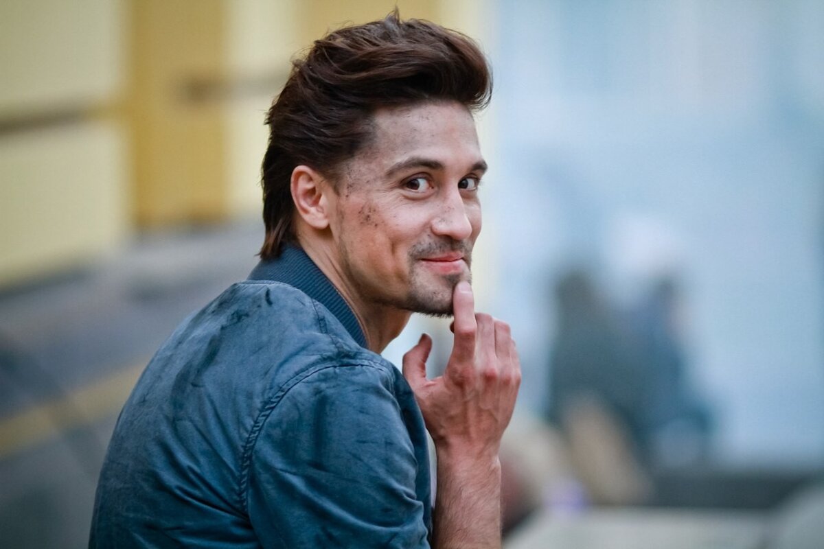 В прошлой статье я рассказала вам о 10 «рандомных» известных мужчинах, которые любили выставлять свои тела на всеобщее обозрение.-9