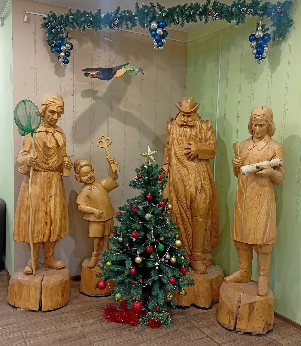 Резьба по дереву, герои сказки "Буратино". Фото автора.