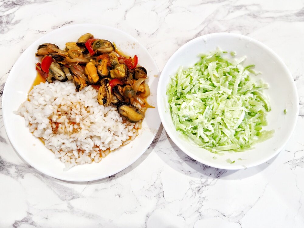 Нашла в морозилке мидии. Потушила их, на гарнир — рис и салат из зеленой редьки со сметаной