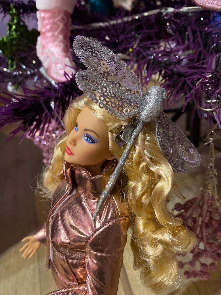 Кукла музыкальная. Бейбики бжд. Девочка с куклой барби в руках. Какую нибудь куклу. Какую нибудь куклу.