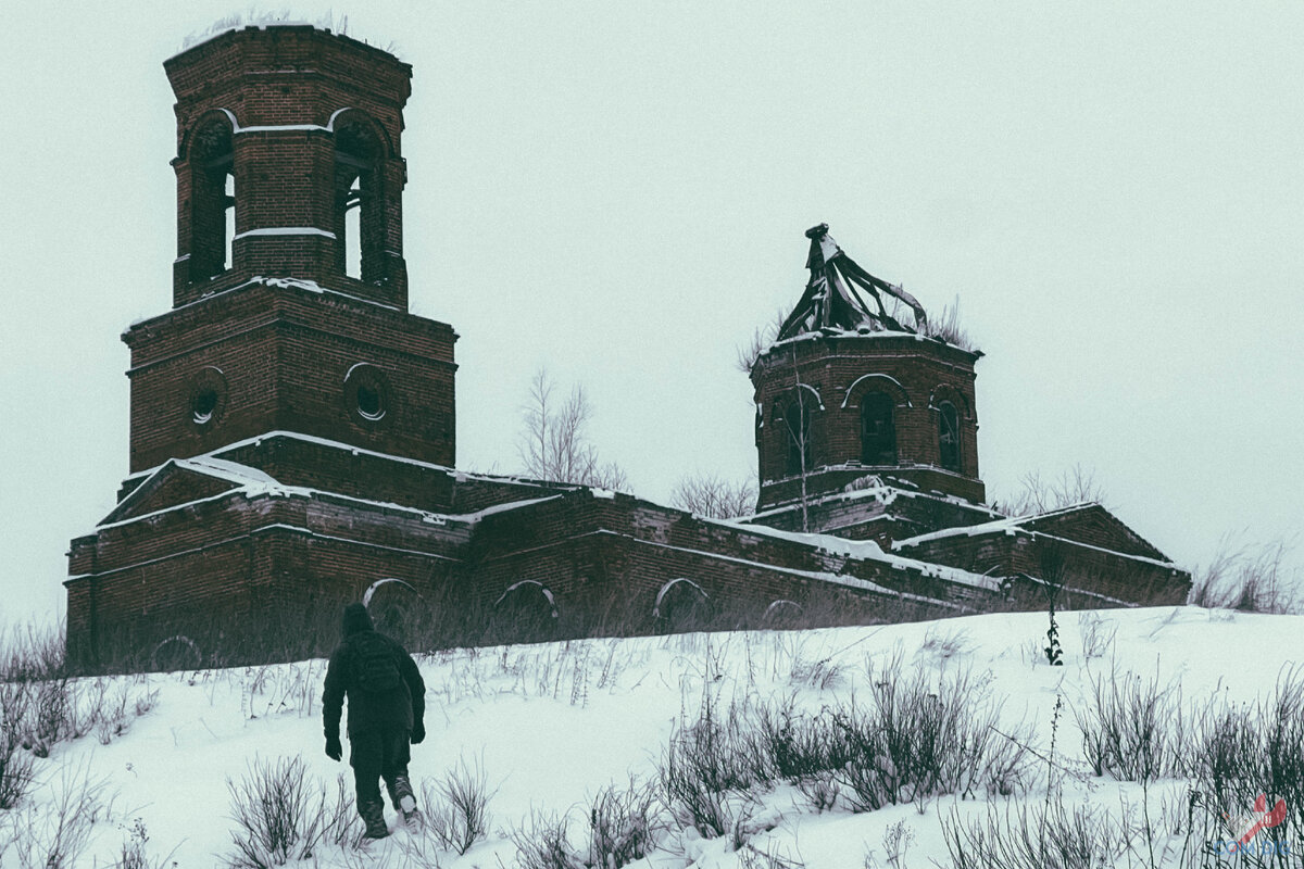 В заброшенной деревне нашли нетронутый дом, покинутый 16 лет назад. Иконы,  семейные фото и редчайшая находка в сарае | ComDig | Urban Exploration |  Дзен