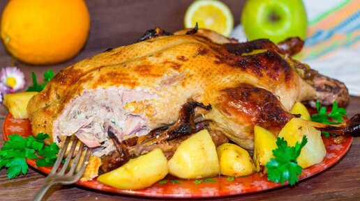 Утка в духовке целиком с хрустящей корочкой. Утка с яблоками фото. Утка в духовке с яблоками и картошкой. Как вкусно приготовить утку в рукаве. Утка фаршированная картофелем и черносливом.