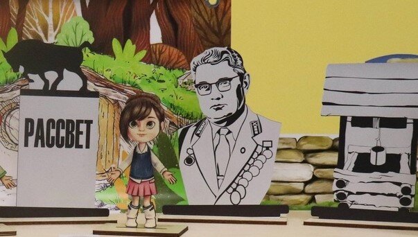 Театральные персонажи: Колодец, Барышев (бюст), Стела.