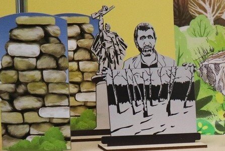Театральные персонажи: Карапин и Памятник..