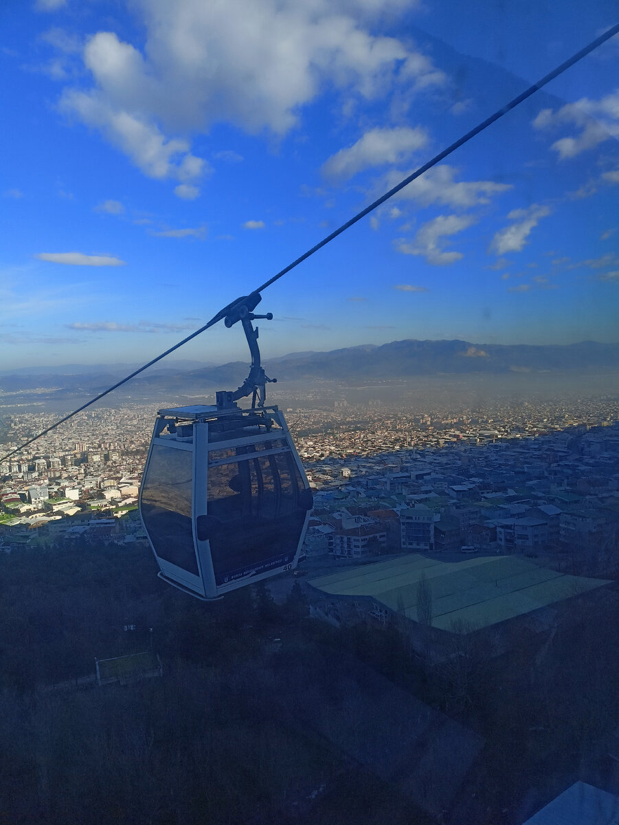 Внизу - город Бурса и гористая местность, которая его окружает