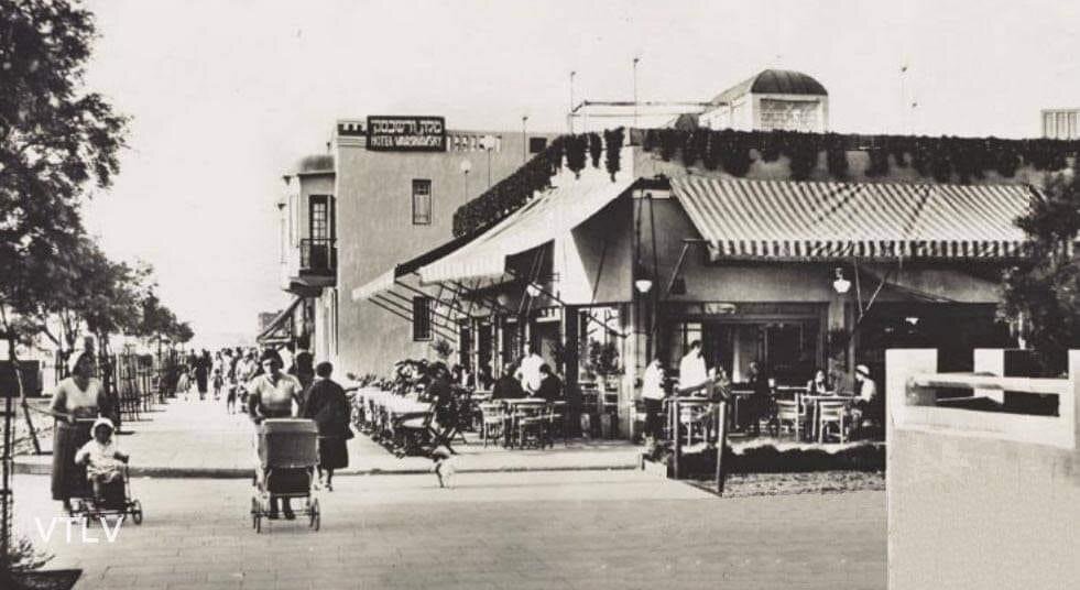 
Так выглядела набережная Тель-Авива в 1930-е годы. На переднем плане  - кафе "Таршиш". На месте отеля на заднем плане сегодня находится Мигдаль аОпера.
Фото: Элияху Брох.