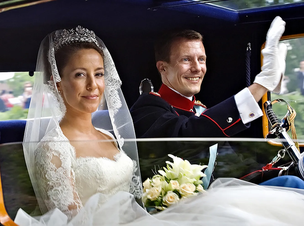 Девушка вышла замуж за принца. Мари Кавалье принцесса Дании. Обычные женщины которые вышли замуж за принца. Актриса которая вышла замуж за принца. Простые девушки вышедшие замуж за принцев.