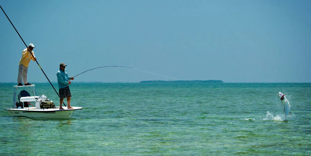 Сказка о золотой рыбке пушкин. Сказка о рыбаке и рыбке на английском языке обложка книги. The fisherman and the fish рисунок. Сказка о рыбаке и рыбке yf fyu. Повезло рыбаку.