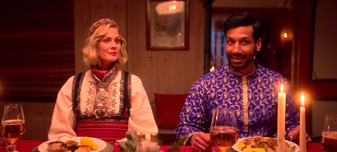 Норвежская девушка и индийский парень отмечают Рождество...