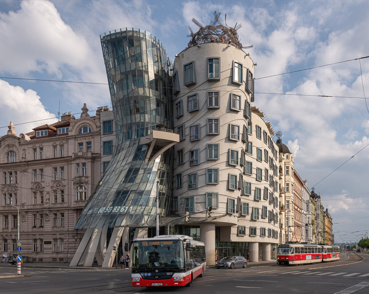 Источник изображения - https://avatars.mds.yandex.net/get-vertis-journal/4465444/Tancici_dum_-_Nove_Mesto_Praha_Ceska_republika_-_May_18_2019_01.jpg_1652163981127/1600x1600