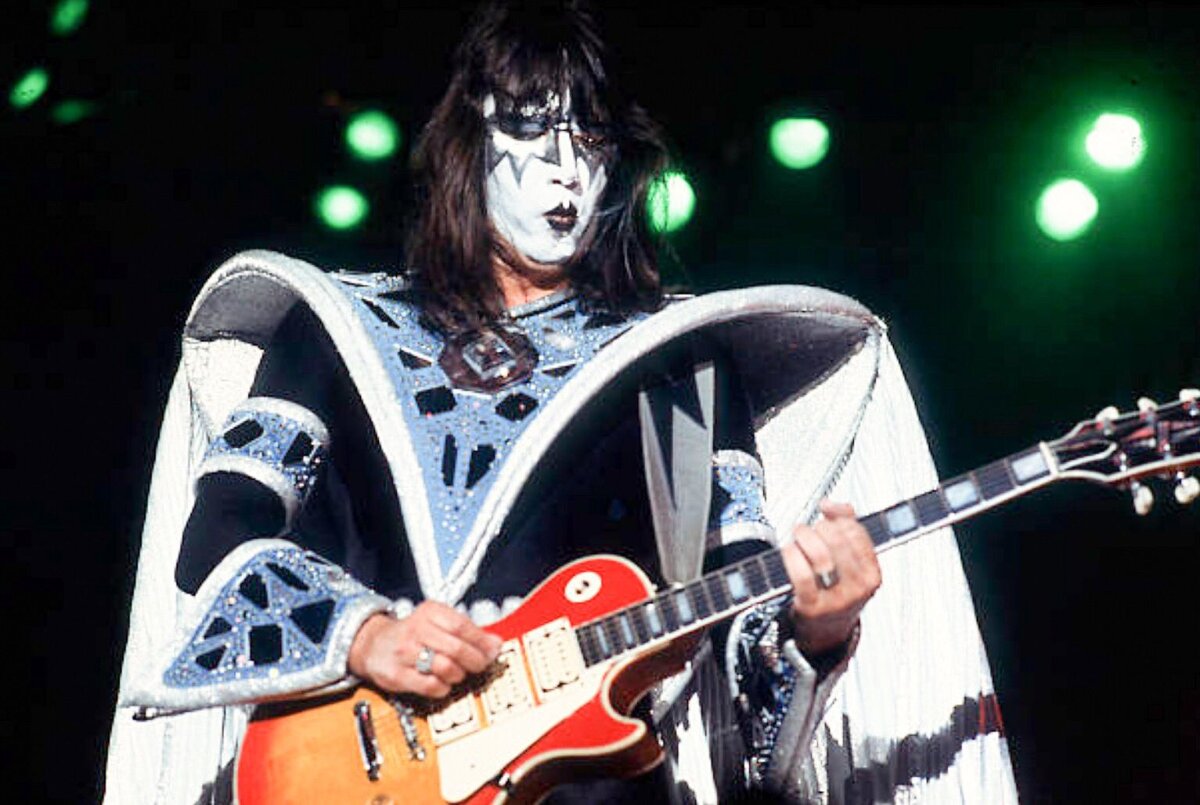 Ace frehley в молодости. Гитары ace frehley. Ace frehley 10000 volts. Ace frehley эйс фрейли. Эйс фрейли молодой.