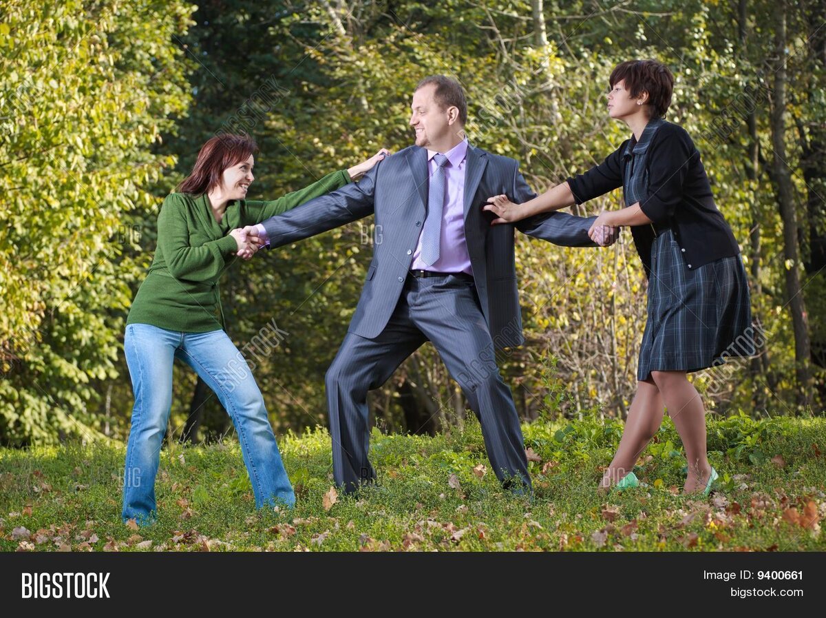 Две женщины тянут на себя мужика, но только с разной стратегией. 