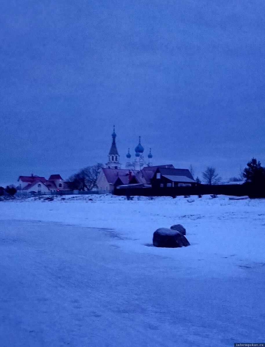 Церковь Петра и Павла в деревне Ветвеник на восточном берегу Чудского озера – краса и гордость России. Теперь она в тёмное время суток почему-то не подсвечивается