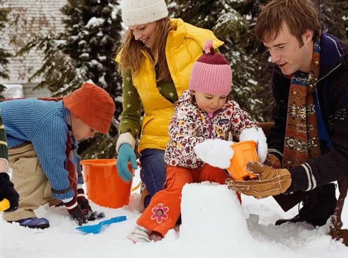 Зимние каникулы родители. Игры зимой для детей. Дети с родителями зимой. Родители с детьми зимой. Зимние игры с родителями.