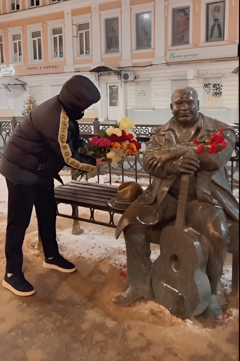 Саша Круг у памятника Михаила Круга в Твери