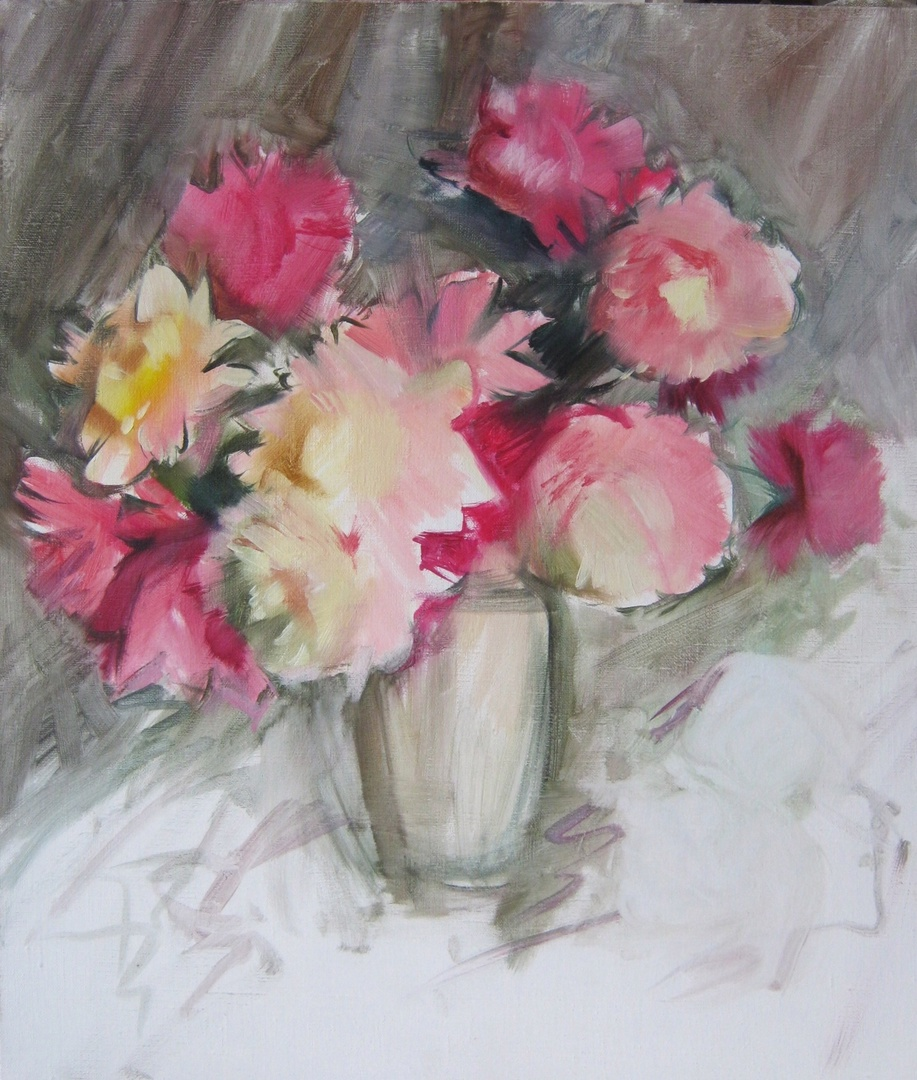 1. Композиция натюрморта несложная - ваза с букетом практически посередине холста, поэтому этап предварительного рисунка можно пропустить - бегло намечаем кистью расположение предметов и начинаем писать сразу цветом. Разбавленную краску разгоняем тонким слоем - так первый слой быстрее просохнет и позволит продолжить работу. По возможности пишем без белил - прозрачно, как акварелью. Уточнить и подвинуть границы пятен можно, стерев лишнюю краску тряпкой - так, например, намечено местоположение цветов, лежащих на столе