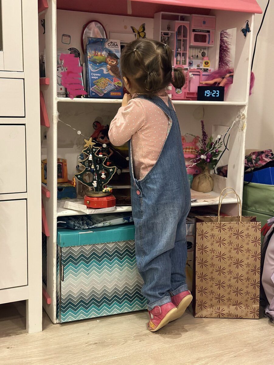 Сейчас у нас такой возраст (1 год и 7 мес), когда ни на минуту не оставить без присмотра. Все и везде надо.