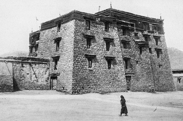    Один из снимков, сделанных в столице Тибета российскими путешественниками. Он исправит бедственное положение National Geographic. Фото: Gombojab Tsybikov, Ovshe Norzunov / Wikimedia