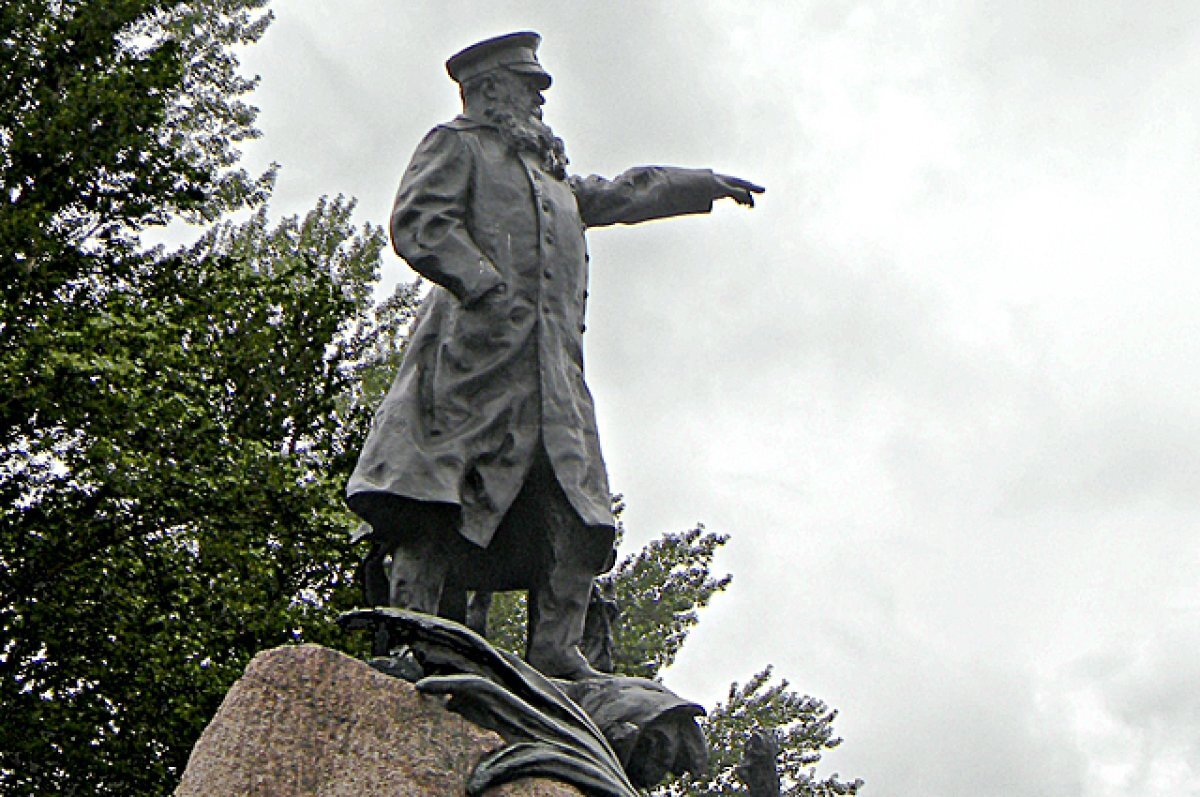    Памятник адмиралу Макарову в Кронштадте.