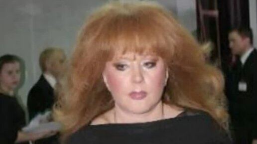 Пугачева уехала на кипр. Пугачева с фанатами. Пугачева уехала на кипр. Пугачева уехала на кипр. Алла пугачева вокзал.