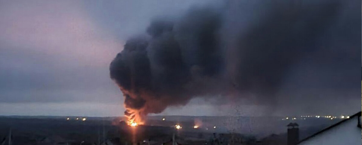 В Белгородской области горит склад боеприпасов. Взрыв склада с боеприпасами. Взрывы на Украине.
