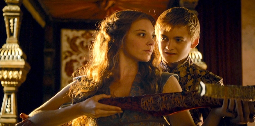 ОТ ЛЮБВИ ДО НЕНАВИСТИ - ОДИН ШАГ.. Маргери (Госпожа) "учится" у Джоффри (её Слуга) стрелять из арбалета. Кадр из сериала "Игра престолов". (создатели Дэвид Бениофф и Д.Б. Уайсс)