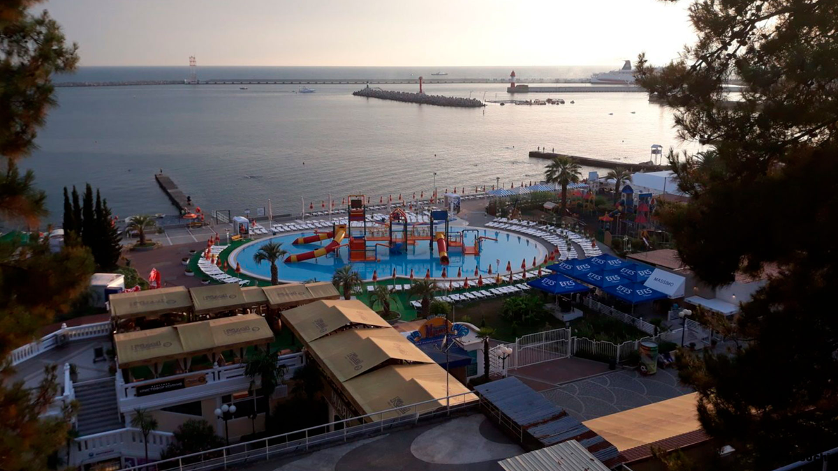 Отель маяк лазаревское. Пляж маяк отель. Отель маяк адлер. Пляж маяк сочи 2022. Набережная маяк сочи.