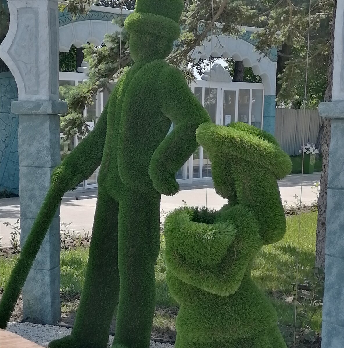 На заставке забавные фигурки в санатории города Анапа. 