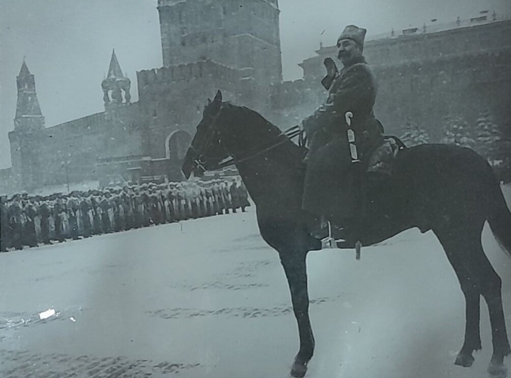 7 ноября 1941 года. г. Москва. Маршал Советского Союза Семён Михайлович Будённый командует военным парадом в честь 24-й годовщины Октябрьской революции. Из воспоминаний С. М.