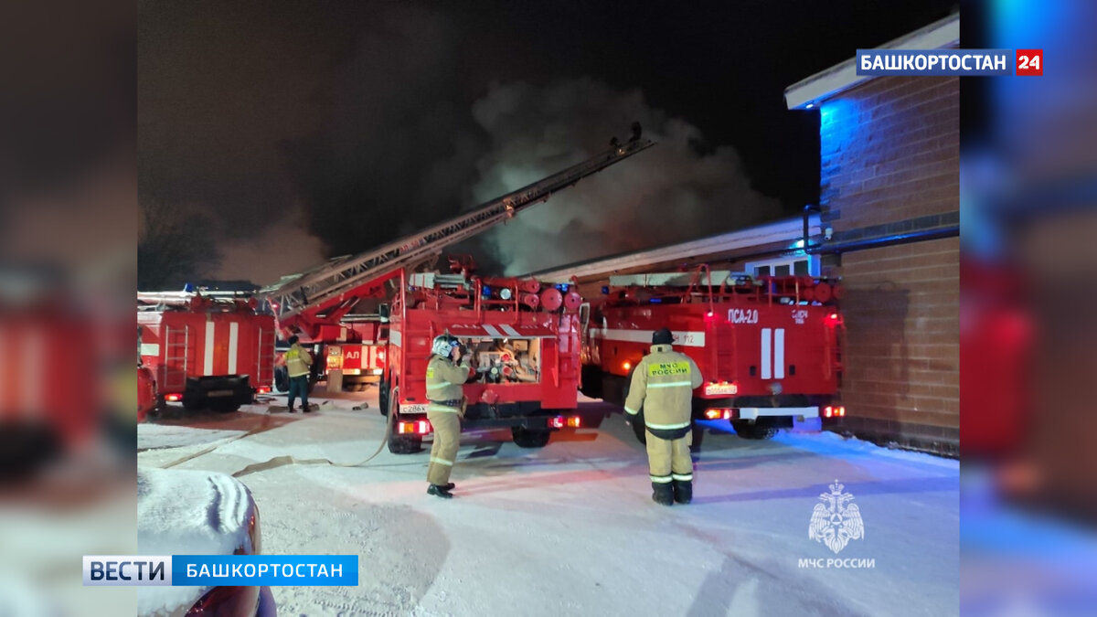 Десять человек спаслись из ночного пожара в банном комплексе 