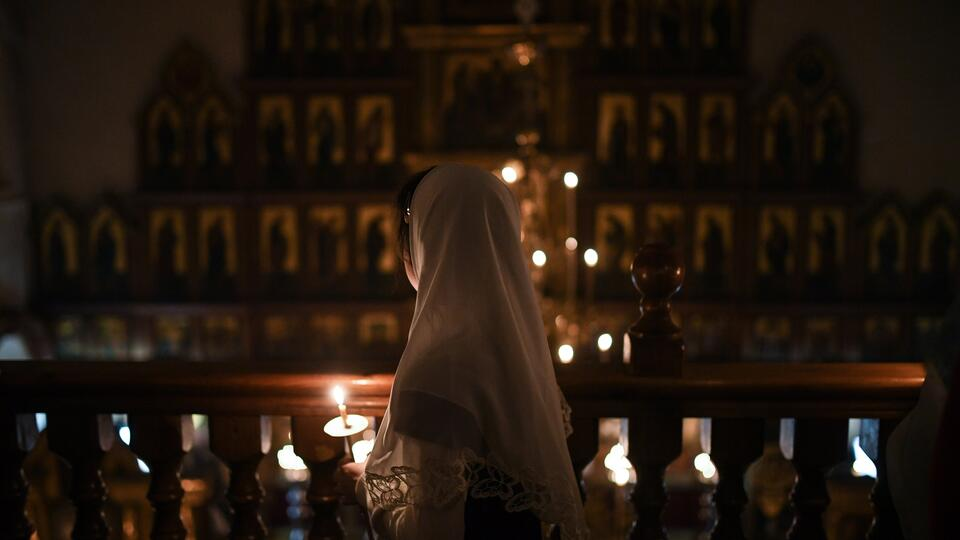 Православных 8 апреля. Брюнетка со спины в праздник Пасхи. Девушка со спины в церкви в Пасху фото. Пепккссия Вифл.
