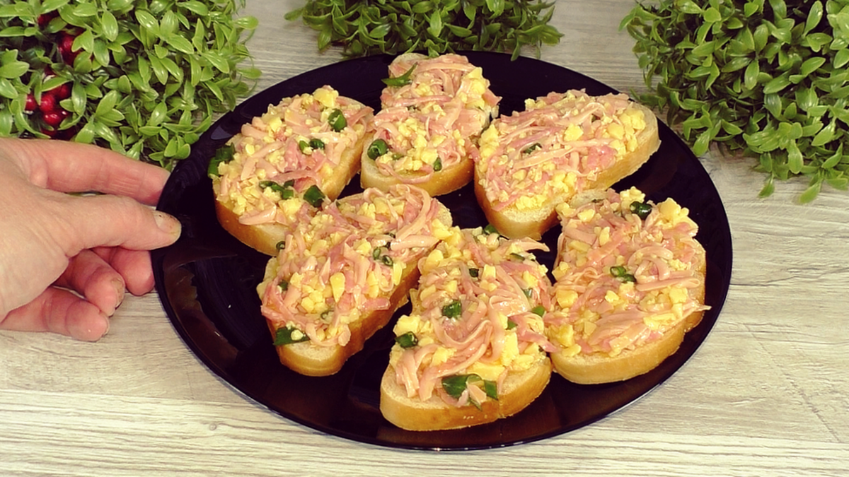 Горячие бутерброды с колбасой и помидорами