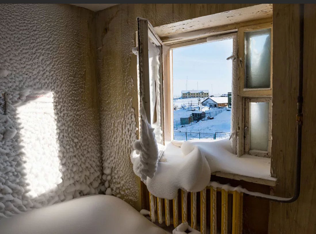 А что окна закрывать? И то ж верно. Всё равно и там и там - не топят.