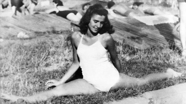 В августе 1943 года на прогулке по берегу реки Эрик фотографирует Эдит в купальном костюме — она делает шпагаты на траве. Эту фотографию Эдит дарит подруге, а получилось на хранение.